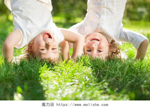 春天公园里玩耍倒立的快乐儿童玩得开心的孩子